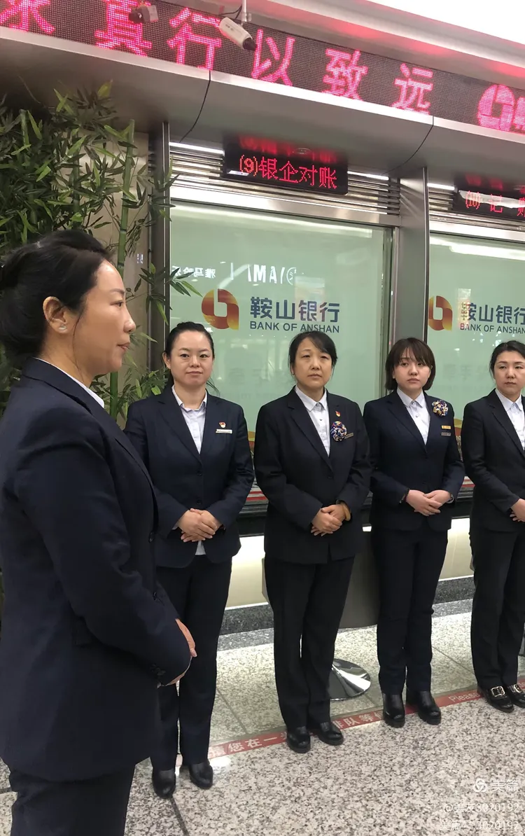 鞍山银行建钢支行行长率先垂范召开晨夕会
